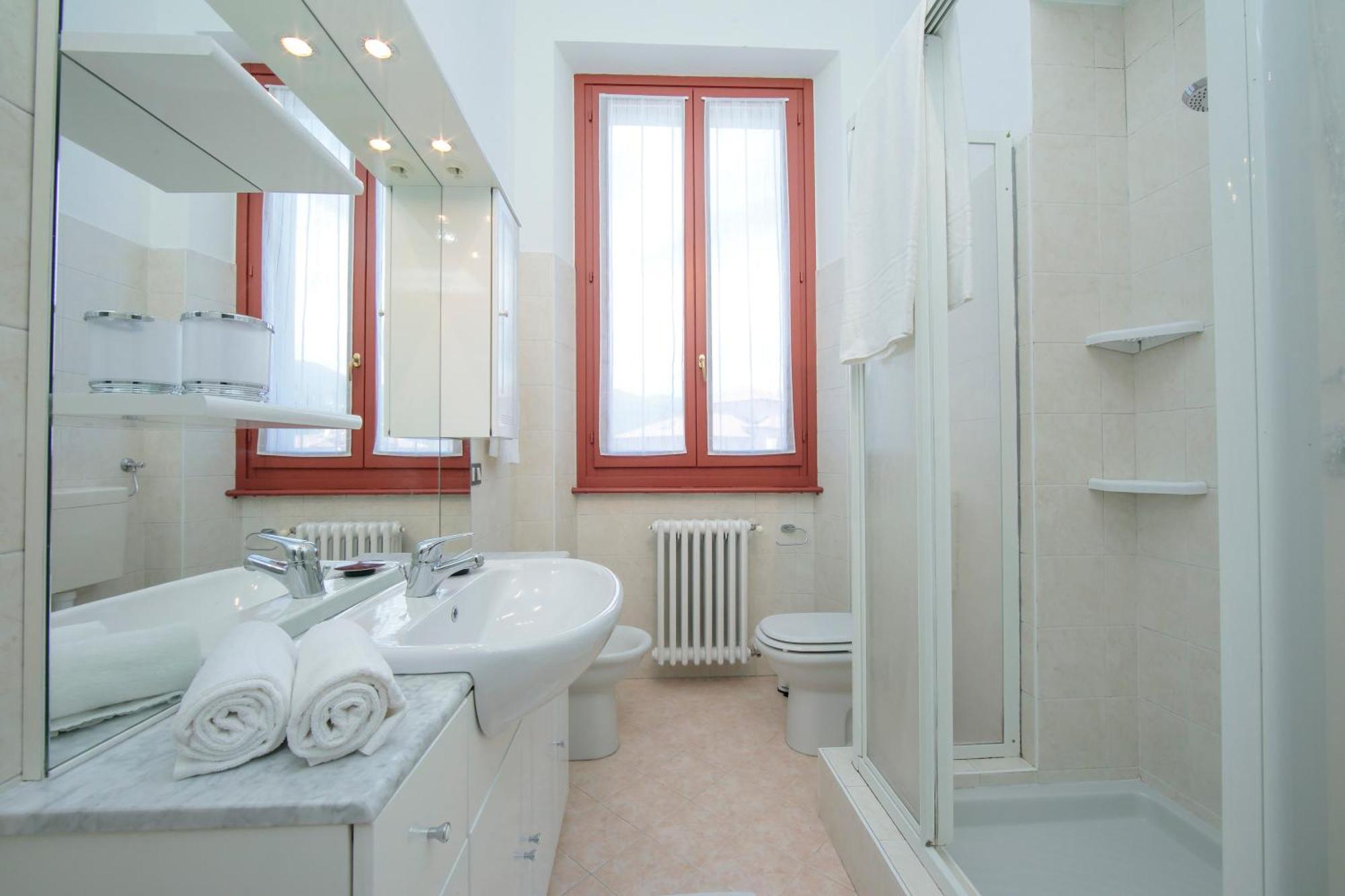 Residenza Oleandro Lake View Luino Center - Happy Rentals Екстер'єр фото